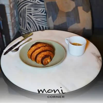 Mermer masada çikolatalı kruvasan ve espresso