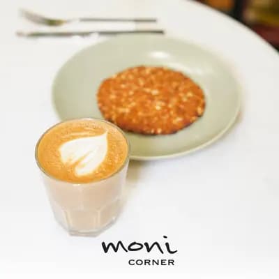 Bardakta latte ve yanında kurabiye