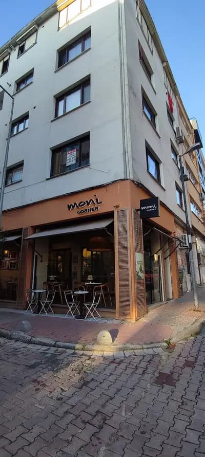 Moni Corner'ın Ömer Rüştü Paşa Sokak köşesindeki terrakota cephesi