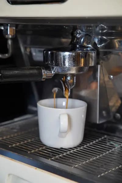 Espresso makinesinden akan kahve
