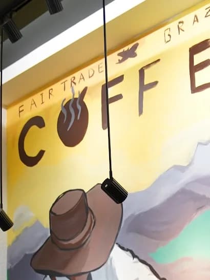 Duvarın el yazısı: Fair Trade ve buharı tüten dev COFFEE harfleri
